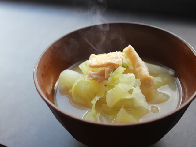 キャベツと油揚げの味噌汁(国内産原料あわせ味噌)